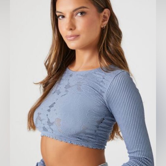 ❤️ $10 Flash Sale Forever 21 Seamless Floral Crochet Crop Top - Picture 3 of 13